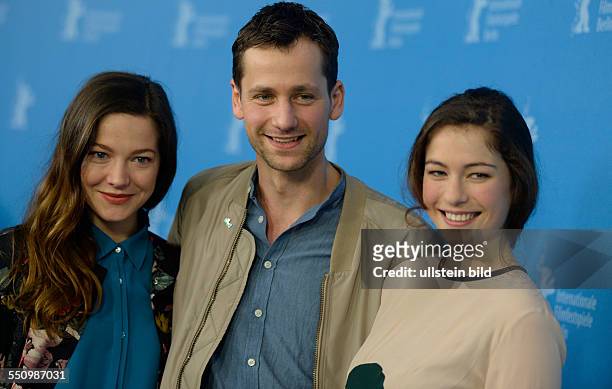 L.n.r.: Schauspielerin Hannah Herzsprung, Schauspieler Florian Stetter und Schauspielerin Henriette Confurius während des Photocalls zum Film -DIE...