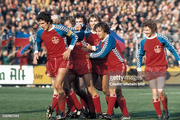 Football, Bundesliga, 1975/1976, Grotenburg Stadium, FC Bayer 05 Uerdingen versus FC Schalke 04 3:2, Uerdingen players rejoicing at the 1:0 by...