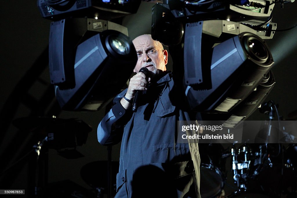 Englische Musiker Peter Gabriel gastiert auf seiner "Back To Front"-Tour in der Lanxess-Arena Köln