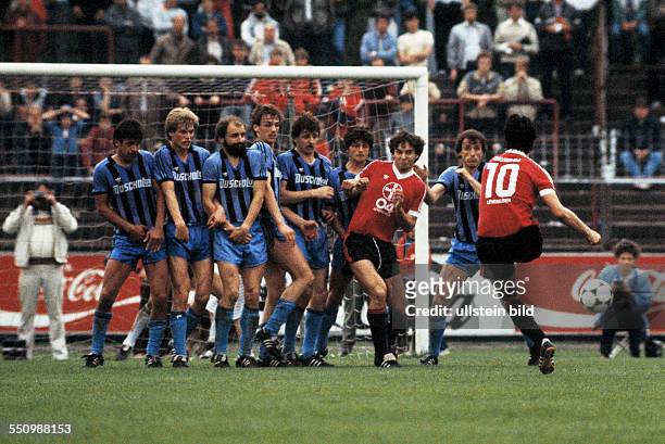 Football, Bundesliga, 1983/1984, Ulrich Haberland Stadium, Bayer 04 Leverkusen versus SV Waldhof Mannheim 0:1, scene of the match, free kick, players...