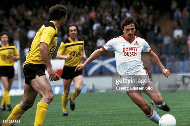 Football, Bundesliga, 1983/1984, Muengersdorf Stadium, 1. FC Cologne versus Borussia Dortmund 5:2, scene of the match, Klaus Allofs in ball...