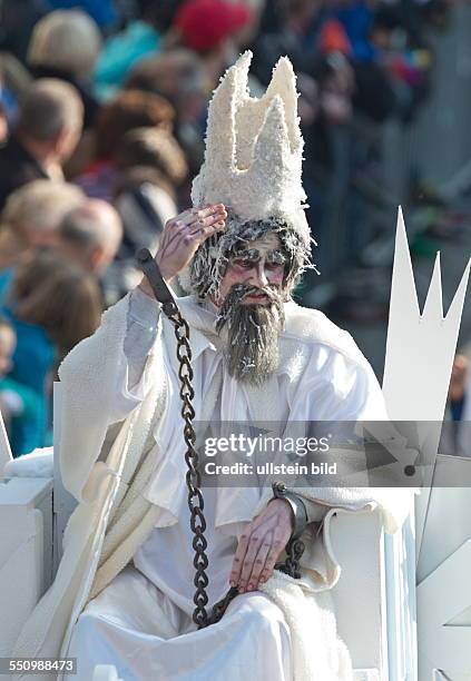 Herr Winter, dargestellt von Roberto Fink, auf einem Festwagen beim Fruehlingsfest Sommergewinn am Samstag, in Eisenach. Der Sommergewinn ist eines...