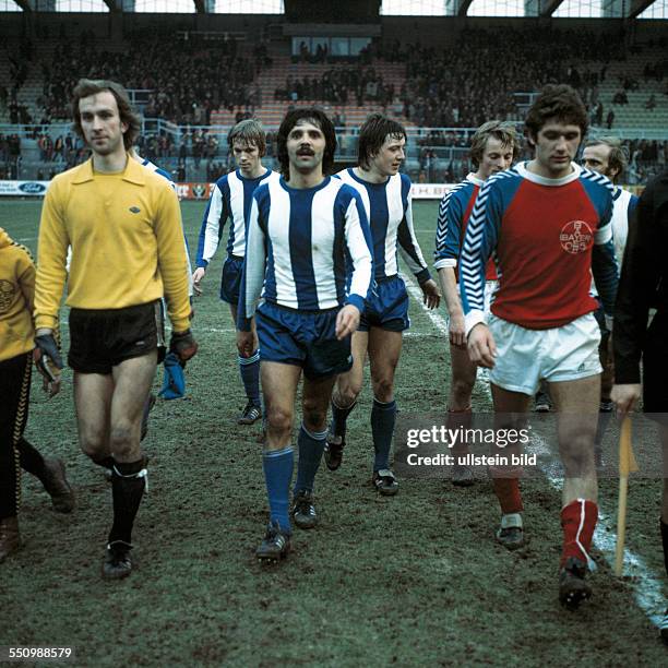 Football, Bundesliga, 1975/1976, Grotenburg Stadium, FC Bayer 05 Uerdingen versus Hertha BSC Berlin 1:1, end of the game, leaving, f.l.t.r. Keeper...