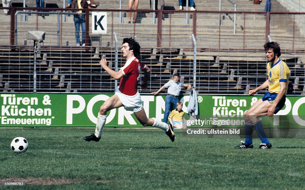 Football, Bundesliga, 1983/1984, Stadium Bieberer Berg, Kickers Offenbach versus Eintracht Brunswick 1:2, scene of the match, solo run of Uwe Bein (Kickers), right Matthias Bruns (Eintracht)