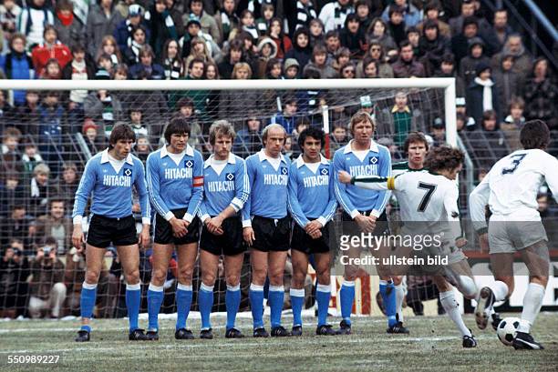Football, Bundesliga, 1978/1979, Stadium am Boekelberg, Borussia Moenchengladbach versus Hamburger SV 4:3, scene of the match, free kick, wall of...