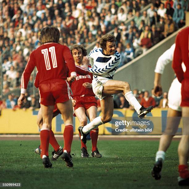 Football, Bundesliga, 1975/1976, Wedau Stadium, MSV Duisburg versus Eintracht Frankfurt 1:1, scene of the match, Bernard Dietz shooting at goal,...