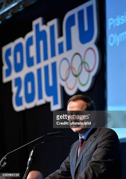 Praesident Alfons Hoermann spricht vor den Olympischen Ringen waehrend der Saisonabschlussfeier mit den Medaillengewinner der Olympischen...