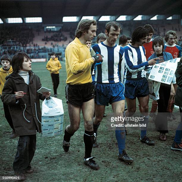 Football, Bundesliga, 1975/1976, Grotenburg Stadium, FC Bayer 05 Uerdingen versus Hertha BSC Berlin 1:1, children, boys, football fans, autograph...
