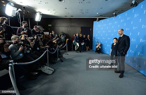 Schauspieler Ivo Pietzcker mit Regisseur Edward Berger während des Photocalls zum Film -Jack- anlässlich der 64. Internationalen Filmfestspiele Berlin