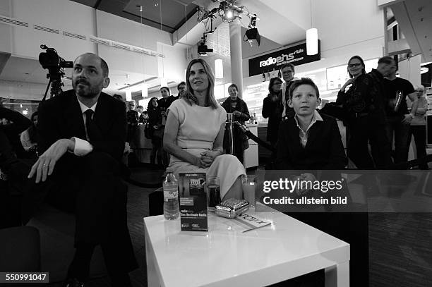 Drehbuchautorin Nele Mueller-Stöfen , Schauspieler Ivo Pietzcker und Regisseur Edward Berger beim RadioEins Berlinale-Nighttalk am Rande der 64....