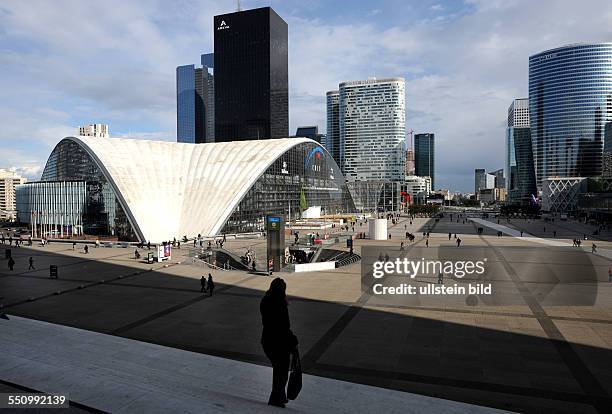 Ob am Tage oder in der Nacht , oft bietet Paris den Besuchern einen sehenswerten Anblick.La Defense gilt als größte Bürostadt Europas im Westen der...