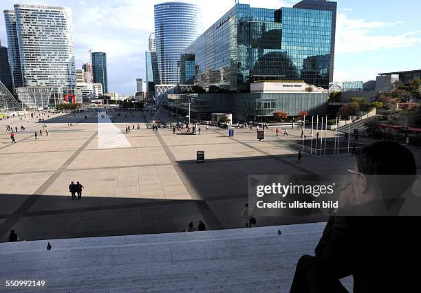 Ob am Tage oder in der Nacht , oft bietet Paris den Besuchern einen sehenswerten Anblick.La Defense gilt als größte Bürostadt Europas im Westen der...