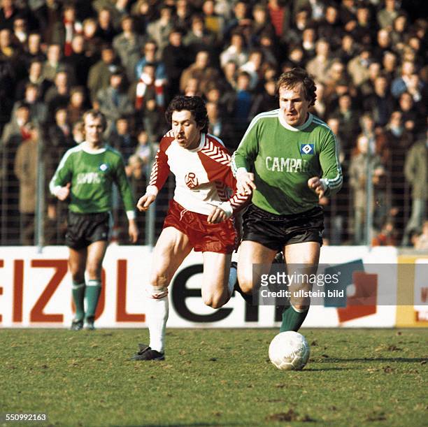 Football, Bundesliga, 1975/1976, Georg Melches Stadium, Rot Weiss Essen versus Hamburger SV 1:1, scene of the match, Dieter Bast left and Hans...