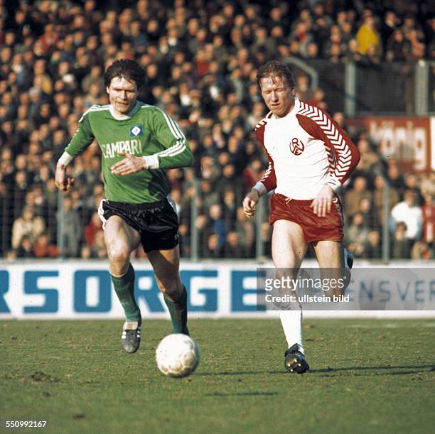 Football, Bundesliga, 1975/1976, Georg Melches Stadium, Rot Weiss Essen versus Hamburger SV 1:1, scene of the match, Peter Nogly left and Horst...