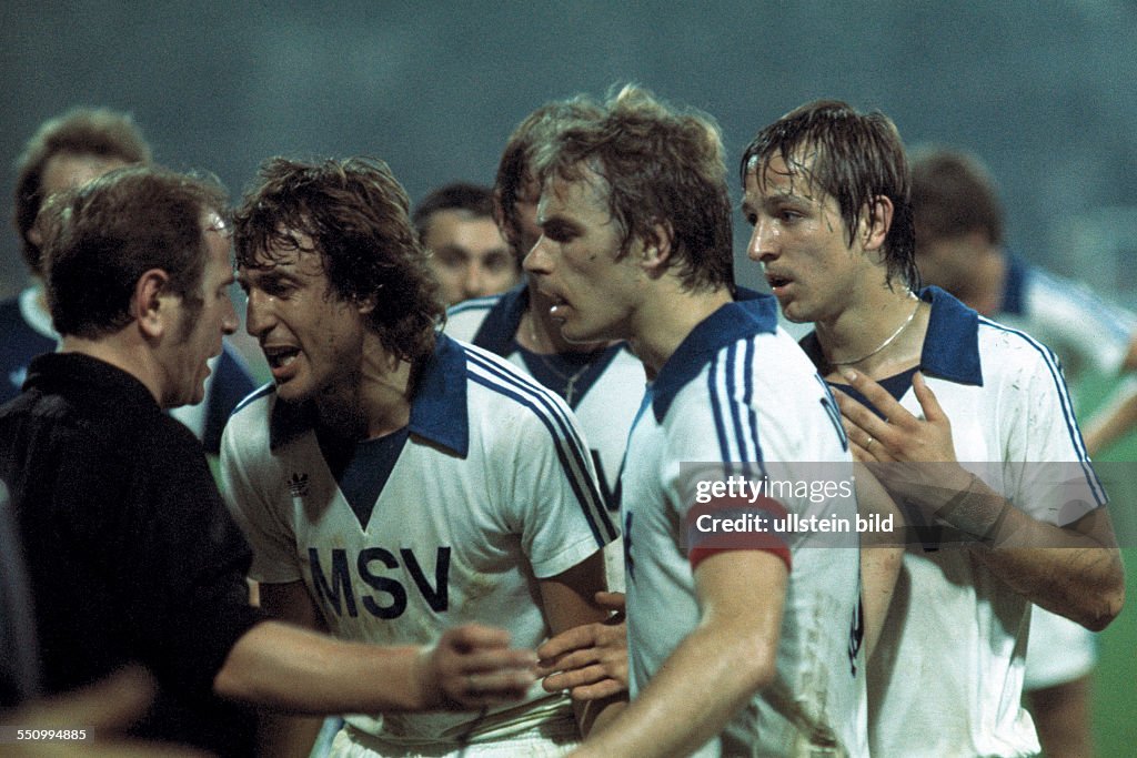 Football, Bundesliga, 1977/1978, Stadium an der Castroper Strasse, VfL Bochum versus MSV Duisburg 1:2, discussions about the red card to Peter Fenten (MSV) right, f.l.t.r. referee Max Klauser, Kees Br
