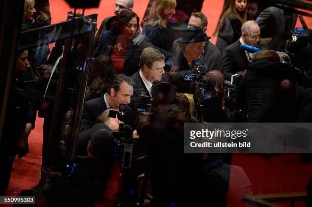 Schauspieler Jean Dujardin, Schauspieler John Goodman und Schauspieler Bill Murray geben Interviews während der Premiere des Films -THE MONUMENTS...