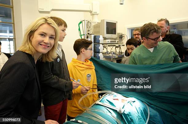Manuela Schwesig, Bundesministerin fuer Familie, Senioren, Frauen und Jugend, SPD, besucht im Rahmen des Boys Day das Deutsche Herzzentrum Berlin, wo...