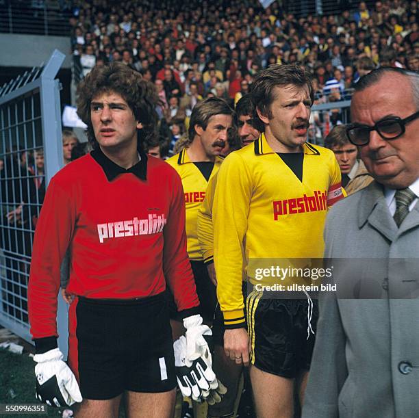 Football, Bundesliga, 1978/1979, Stadium an der Castroper Strasse, VfL Bochum versus Borussia Dortmund 4:1, running-in of the teams, f.l.t.r. Keeper...