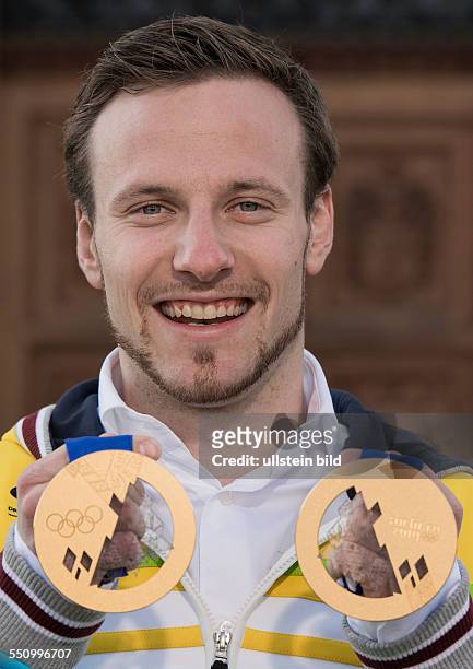 Rodel Doppelsitzer Tobias Arlt praesentiert seine beiden Goldmedaillen waehrend der Saisonabschlussfeier mit den Medaillengewinner der Olympischen...