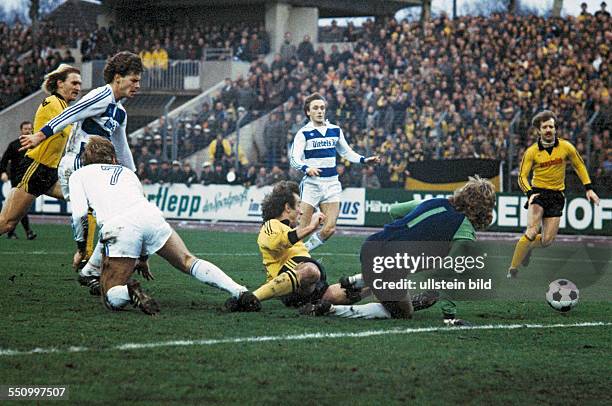 Football, Bundesliga, 1979/1980, Wedau Stadium, MSV Duisburg versus Borussia Dortmund 1:0, scene of the match, f.l.t.r. Hans-Joachim Wagner , Herbert...