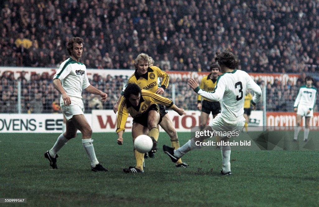 Football, Bundesliga, 1977/1978, Westfalen Stadium, Borussia Dortmund versus Borussia Moenchengladbach 3:3, scene of the match, f.l.t.r. Rainer Bonhof (MG), Wolfgang Frank (BVB) shooting at goal, Manf