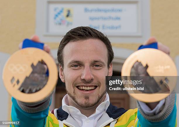 Rodel Doppelsitzer Tobias Arlt praesentiert seine beiden Goldmedaillen waehrend der Saisonabschlussfeier mit den Medaillengewinner der Olympischen...