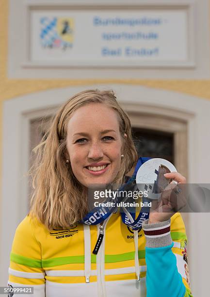 Snowboarderin Anke Karstens praesentiert ihrer Silbermedaille waehrend der Saisonabschlussfeier mit den Medaillengewinner der Olympischen...