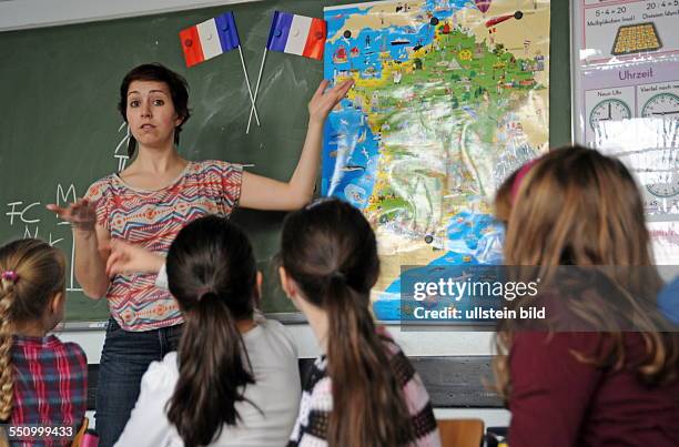 Das France Mobil ist zu Gast an der Grundschule Heidstock. Im Bild: Mathilde Caillol vom Institut francais de Mayence bringt den Kindern spielerisch...