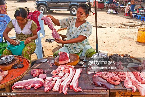 Myanmar, Burma, Birma, Yangoon, Aufnahmedatum:2013, Asien, Reise, Reiseziel, Fischmarkt Kympyinthein, Markt, Markstand, Verkaufer, Verkaeuferin,...