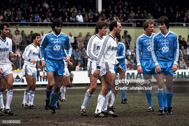 Football, Bundesliga, 1984/1985, Grotenburg Stadium, FC Bayer 05 Uerdingen versus SV Waldhof Mannheim 2:2, scene of the match, f.l.t.r. Dieter...