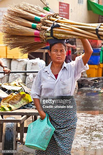 Myanmar, Burma, Birma, Yangoon, Aufnahmedatum:2013, Asien, Reise, Reiseziel, Fischmarkt Kympyinthein, Markt, Markstand, Verkaufer, Verkaeuferin,...