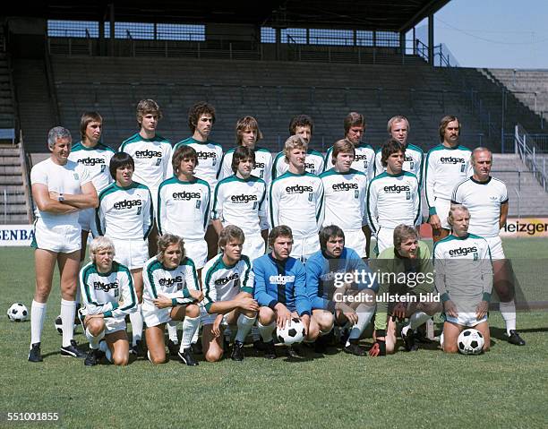 Football, Bundesliga, 1976/1977, Borussia Moenchengladbach, team presentation, team shot, behind f.l.t.r. Dietmar Danner, Wilfried Hannes, Hans...