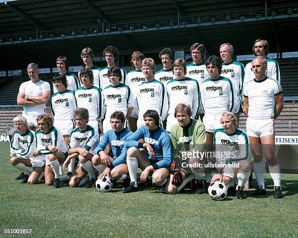 Football, Bundesliga, 1976/1977, Borussia Moenchengladbach, team presentation, team shot, behind f.l.t.r. Dietmar Danner, Wilfried Hannes, Hans...