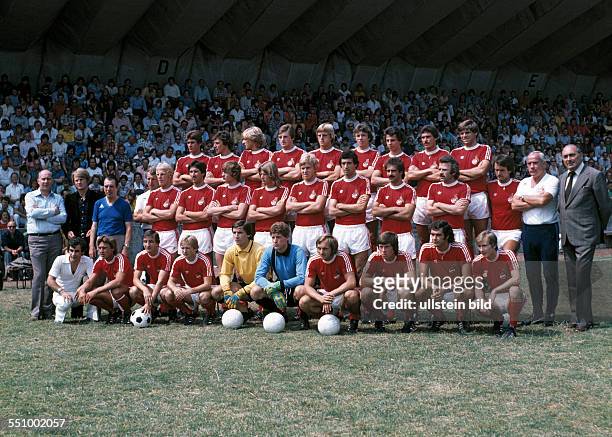 Football, Bundesliga, 1976/1977, 1. FC Cologne, team presentation, team shot, behind f.l.t.r. Herbert Zimmermann, Dieter Mueller, Herbert Neumann,...