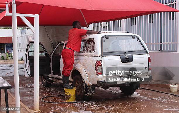 Südafrika Provinz Limpopo , Soutpansberg , Autowäsche in Louis Trichardt Waschanlage Auto putzen