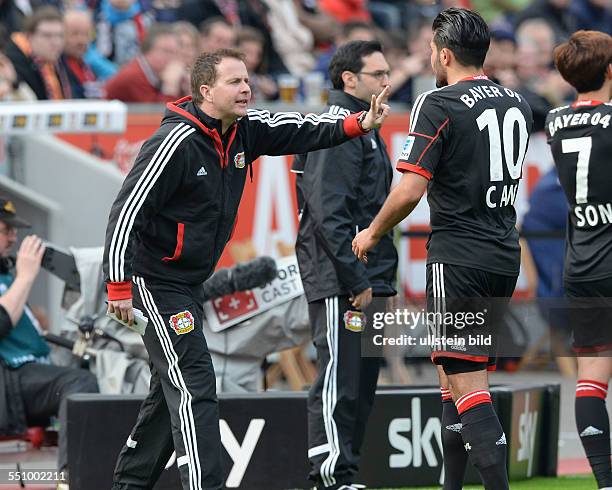 Fussball, Saison 2013-2014, 1. Bundesliga, 30. Spieltag, Bayer 04 Leverkusen - Hertha BSC 2-1, Trainer Sascha Lewandowski , li., mit Emre Can