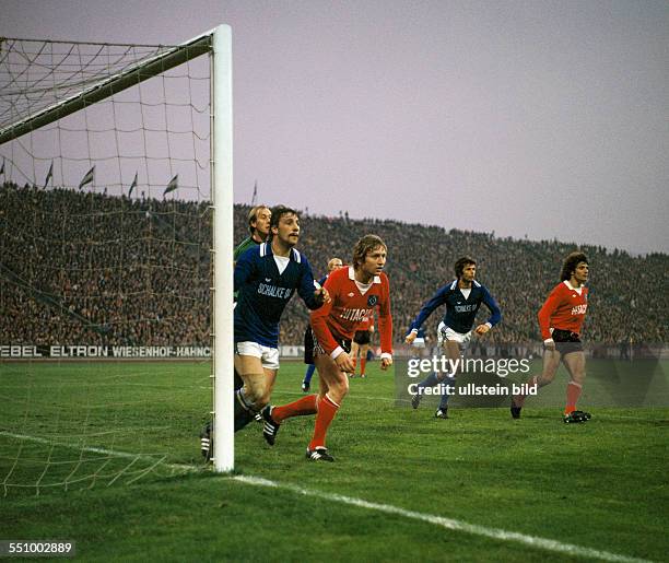 Football, Bundesliga, 1977/1978, Parkstadion, FC Schalke 04 versus Hamburger SV 2:2, scene of the match, corner kick before the HSV goal for 2:1,...