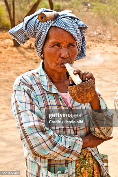 Rauchende Marktbesucherin aus den umliegenden Bergdoerfern, Bauernmarkt, MMR, Myanmar, Burma, Birma, Pwe Hla, Aufnahmedatum:2013, Asien, Reise,...