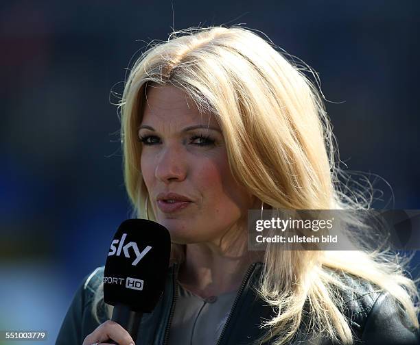 Jessica Kastrop, Einzelbild, Aktion, Moderatorin, Journalistin, Fernsehen, Medien, sky, sport hd, , Eintracht Braunschweig - FC Augsburg, Bundesliga...