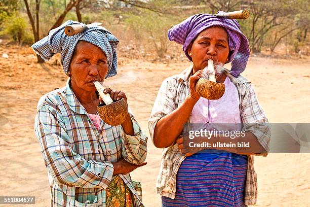 Rauchende Marktbesucherin aus den umliegenden Bergdoerfern, Bauernmarkt, MMR, Myanmar, Burma, Birma, Pwe Hla, Aufnahmedatum:2013, Asien, Reise,...