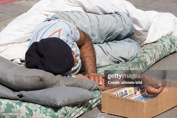 Bettler schläft auf dem Boden am Magan David Platz in Tel Aviv