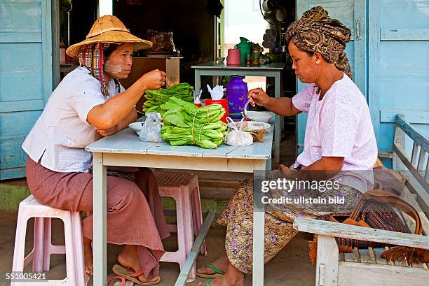 Myanmar, Burma, Birma, Bauernmarkt in Pwe Hla, Obst, Gemuese, Fleisch, Fisch, markt, Markststand, Verkaefer, Verkaueferin, Rinder,...