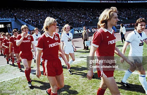 Football, DFB Cup, 1979/1980, semifinal, Parkstadion, FC Schalke 04 versus 1. FC Cologne 0:2, running-in of the teams, ahead f.l.t.r. The Cologne...