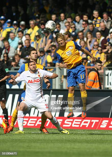 Sascha Moelders Mölders, Kevin Kratz, Jan Hochscheidt, Zweikampf, Aktion, Spielszene, , Eintracht Braunschweig - FC Augsburg, Bundesliga DFL, Sport,...