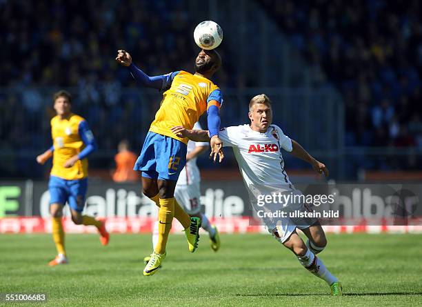 Dominick Kumbela, Matthias Ostrzolek, Zweikampf, Aktion, Spielszene, , Eintracht Braunschweig - FC Augsburg, Bundesliga DFL, Sport, Fußball Fussball,...