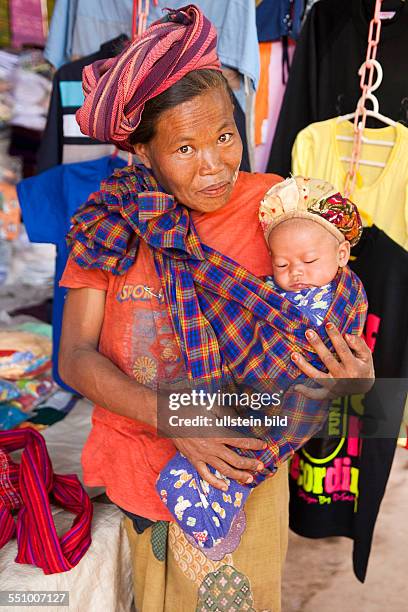 Myanmar, Burma, Birma, Bauernmarkt in Pwe Hla, Obst, Gemuese, Fleisch, Fisch, markt, Markststand, Verkaefer, Verkaueferin, Rinder,...