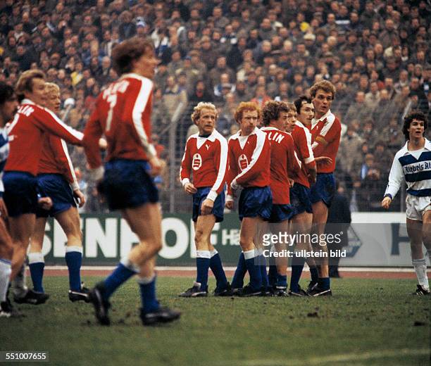 Football, Bundesliga, 1979/1980, Wedau Stadium, MSV Duisburg versus Hertha BSC Berlin 2:2, scene of the match, free kick, players wall, f.l.t.r....