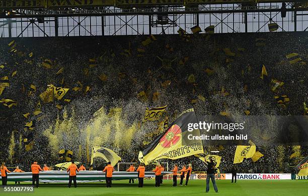 Fussball, Saison 2013-2014, DFB Pokal, Halbfinale, Borussia Dortmund - VfL Wolfsburg 2-0, Choreografie mit Konfettiregen der Dortmunder Fans auf der...