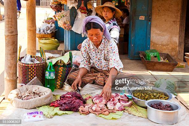 Myanmar, Burma, Birma, Bauernmarkt in Pwe Hla, Obst, Gemuese, Fleisch, Fisch, markt, Markststand, Verkaefer, Verkaueferin, Rinder,...
