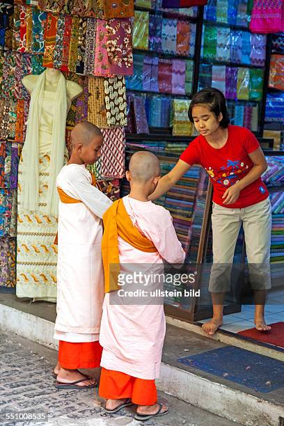Myanmar, Burma, Birma, Yangoon, Aufnahmedatum:2013, Asien, Reise, Reiseziel, Bogyoke Aung San Market, bekannt unter dem Namen Scott Market, Verkauf,...